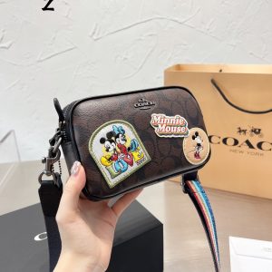 coach new Mickey Disney limited edition ! Le sac caméra est très petit et très Q. Il est doté d'une fermeture éclair double couche et d'une pochette dédiée pour le rangement de la main.