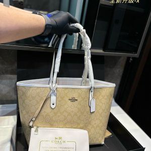 COACH Shopping Bag's super popular Tote bag is a very popular bag for daily commuting and will become more and more popular as you use it. It is worth buying. Size: 32 27cm