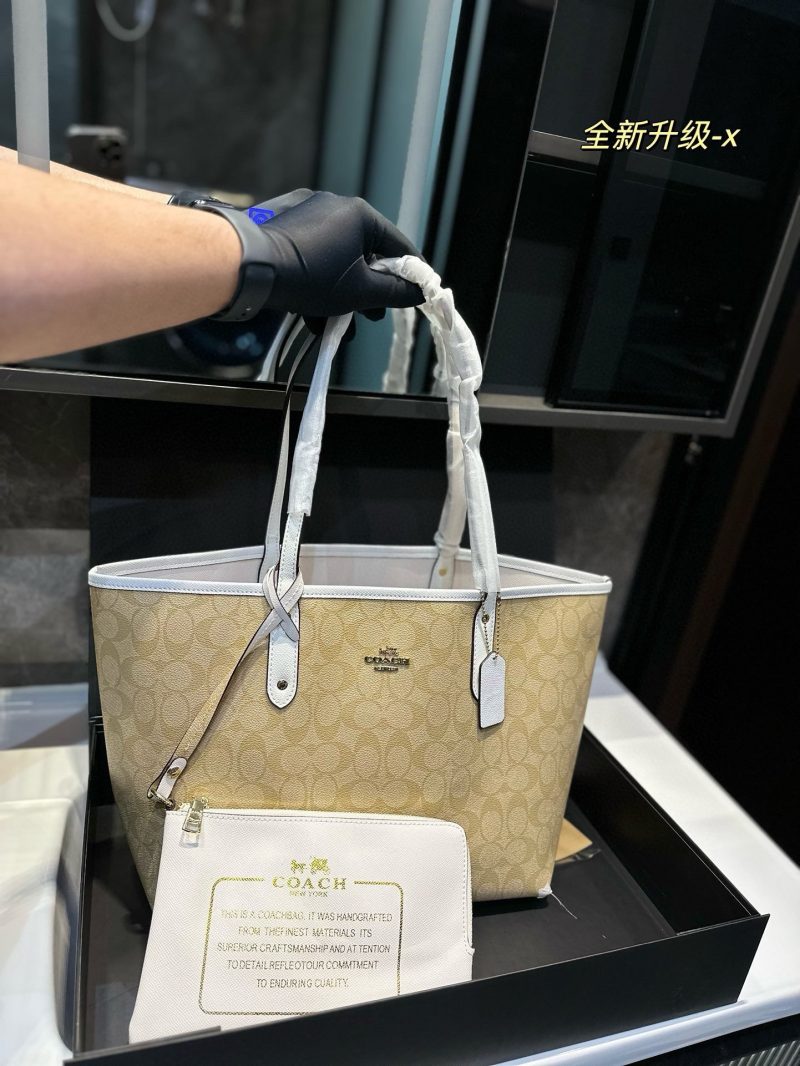 La popolarissima Tote Bag di COACH è una borsa molto popolare per gli spostamenti quotidiani e diventerà sempre più popolare man mano che la si usa. Vale la pena acquistarla. Dimensioni: 32 27 cm