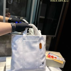 Coach Tote Die dünne Ledertasche ist perfekt für die Schule