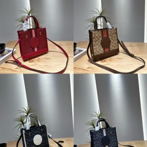 Coach Tragetasche. Handgehaltene Schulter-Crossbody-Tasche. Ideal für den persönlichen Gebrauch oder als Geschenk! Importierte Hardware. Praktisch und elegant! Einfach und elegant. Super große Kapazität, um alle Ihre Bedürfnisse zu erfüllen! ! Einfaches Verstauen Ihrer wichtigsten Utensilien! Super genial. Mein erster Eindruck von dieser Tasche ist, dass sie sehr praktisch ist. Sie liegt sehr gut in der Hand. Man kann sie schnell greifen. Sie sieht gut aus und ist praktisch. Sie sieht wirklich gut aus und ist praktisch. Ich werde eine behalten! Größe: 22 22 Art.Nr. 8002