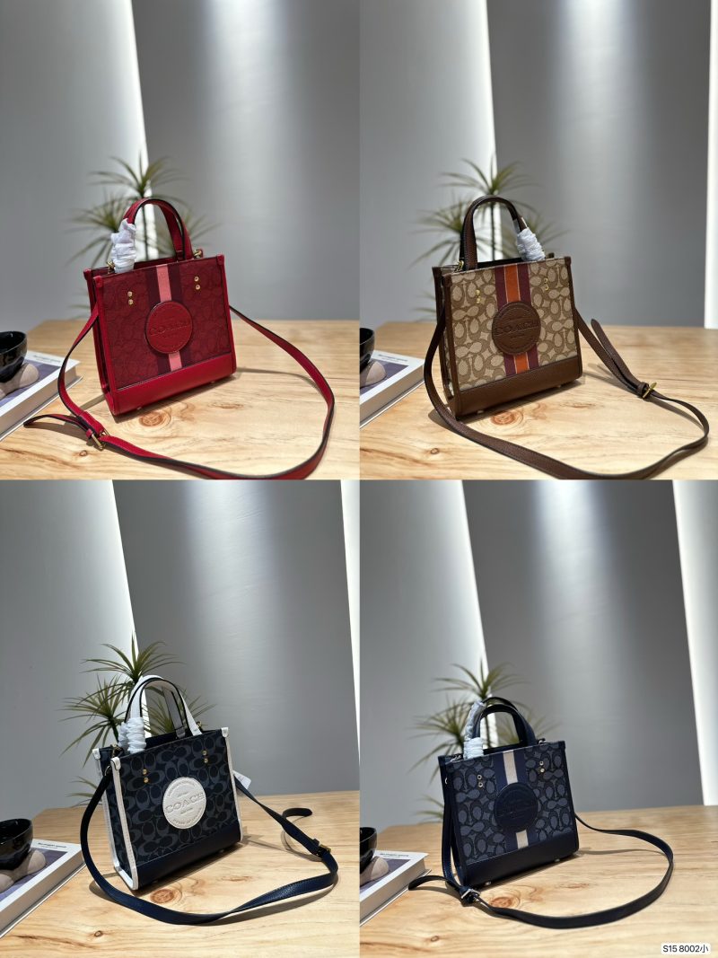 Coach Tragetasche. Handgehaltene Schulter-Crossbody-Tasche. Ideal für den persönlichen Gebrauch oder als Geschenk! Importierte Hardware. Praktisch und elegant! Einfach und elegant. Super große Kapazität, um alle Ihre Bedürfnisse zu erfüllen! ! Einfaches Verstauen Ihrer wichtigsten Utensilien! Super genial. Mein erster Eindruck von dieser Tasche ist, dass sie sehr praktisch ist. Sie liegt sehr gut in der Hand. Man kann sie schnell greifen. Sie sieht gut aus und ist praktisch. Sie sieht wirklich gut aus und ist praktisch. Ich werde eine behalten! Größe: 22 22 Art.Nr. 8002