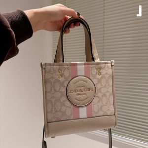 Coach Ss23 Dem 22 tote shopping bag. Original leather. What kind of magical color is this? It has no resistance. It can be carried on one shoulder. It has a super large capacity. It is wear-resistant and stain-resistant. The brick cabinet is one to one. It can be used as a mommy bag for short-distance travel. It comes with the original wide shoulder strap and the original top-quality Coach-Chi original double pocket. Check the quality of goods.