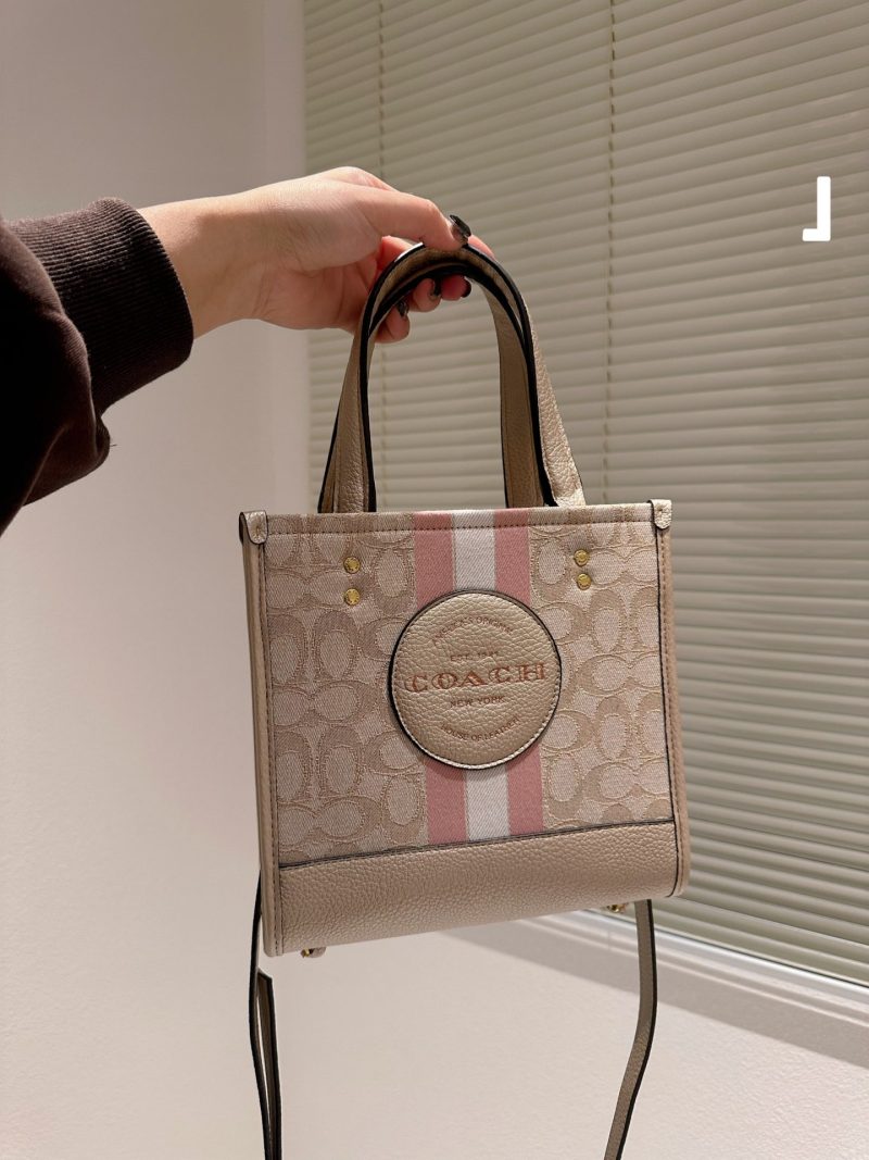 Coach Ss23 Dem 22 tote shopping bag. Original leather. What kind of magical color is this? It has no resistance. It can be carried on one shoulder. It has a super large capacity. It is wear-resistant and stain-resistant. The brick cabinet is one to one. It can be used as a mommy bag for short-distance travel. It comes with the original wide shoulder strap and the original top-quality Coach-Chi original double pocket. Check the quality of goods.