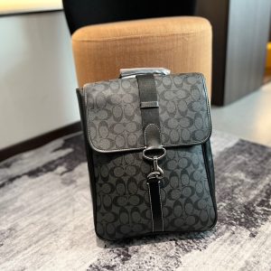 Lo zaino COACH jordyn è classico e alla moda. Con esso