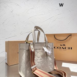 Coach Ss21 Field tote shopping bag. Original leather. What kind of magical color is this? It has no resistance. It can be carried on one shoulder. It has a super large capacity. It is wear-resistant and stain-resistant. The brick cabinet is one to one. It can be used as a mommy bag for short-distance travel. It comes with the original wide shoulder strap and the original top-quality Coach-Chi original double pocket. Check the quality of goods. Size 22 20cm