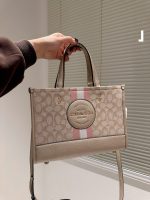 Coach Ss23 Dem 30 Tote Einkaufstasche. Original Leder. Was ist das für eine magische Farbe? Sie hat keinen Widerstand. Sie kann auf einer Schulter getragen werden. Sie hat ein sehr großes Fassungsvermögen. Es ist verschleißfest und schmutzabweisend. Der Ziegelschrank ist eins zu eins. Es kann als Mama-Tasche für Kurzstreckenreisen verwendet werden. Sie wird mit dem originalen breiten Schultergurt und der originalen Coach-Chi-Doppeltasche in Top-Qualität geliefert. Überprüfen Sie die Qualität der Waren.