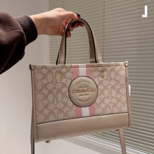 Coach Ss23 Dem 30 tote shopping bag. Original leather. What kind of magical color is this? It has no resistance. It can be carried on one shoulder. It has a super large capacity. It is wear-resistant and stain-resistant. The brick cabinet is one to one. It can be used as a mommy bag for short-distance travel. It comes with the original wide shoulder strap and the original top-quality Coach-Chi original double pocket. Check the quality of goods.