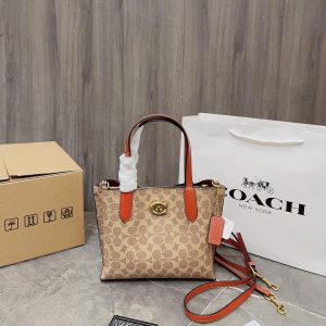 Le dernier modèle du sac fourre-tout Willow au comptoir de Coach