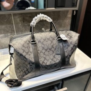 Le même style de sac de voyage aux comptoirs Coach