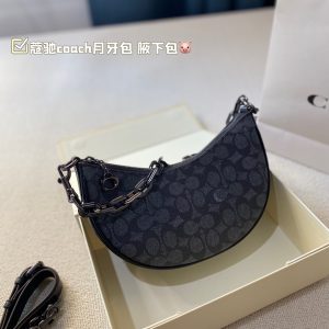 La borsa ascellare Coach Crescent Bag con scatola pieghevole è davvero un capolavoro. In termini di design