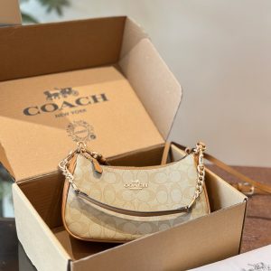 COACH | Ya está aquí el práctico y bonito bolso para el sobaco Teri en color té con leche~Coach