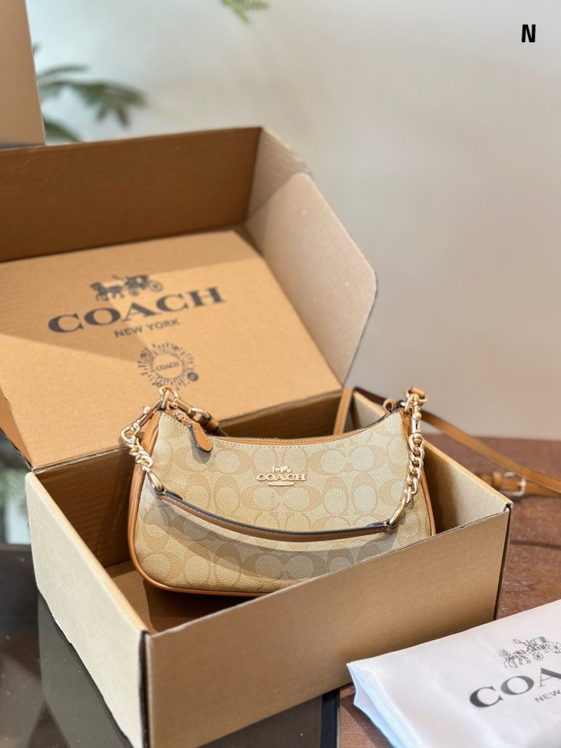 COACH | The practical and beautiful Teri armpit bag in milk tea color is here~Coach