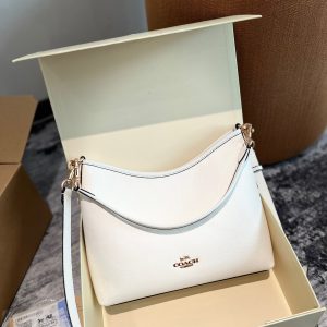 Los bolsos tote de Coach no sólo son bonitos, sino también atractivos. El bolso tote tiene una forma sencilla y es fácil de usar. La clave es que es súper bonito