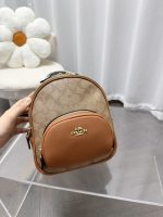 Coach Backpack Questo zaino può essere portato a mano o a spalla. Ha un'eccezionale praticità ed è pieno di sapore urbano senza perdere eleganza e delicatezza. Il senso del design si riflette pienamente in questa borsa.