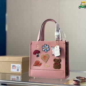 Coach Ss22 Field tote shopping bag. Original leather. What kind of magical color is this? It has no resistance. It can be carried on one shoulder. It has a super large capacity. It is wear-resistant and stain-resistant. The brick cabinet is one to one. It can be used as a mommy bag for short-distance travel. It comes with the original wide shoulder strap and the original top-quality Coach-Chi original double pocket. Check the quality of goods.