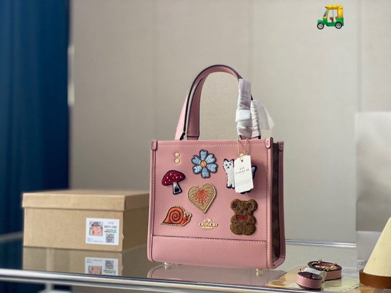 Coach Ss22 Field tote shopping bag. Original leather. What kind of magical color is this? It has no resistance. It can be carried on one shoulder. It has a super large capacity. It is wear-resistant and stain-resistant. The brick cabinet is one to one. It can be used as a mommy bag for short-distance travel. It comes with the original wide shoulder strap and the original top-quality Coach-Chi original double pocket. Check the quality of goods.