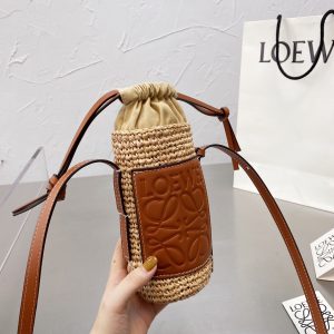 loewe straw mobile phone bag. This small bag is small but very practical and can meet daily needs.