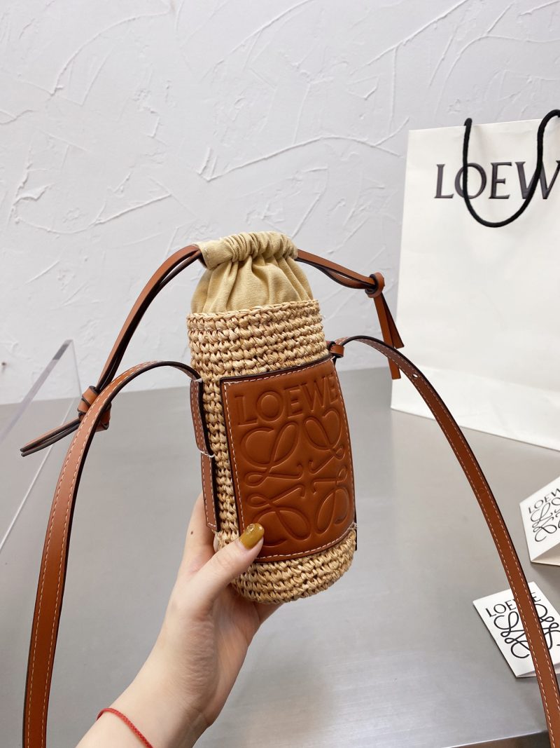 loewe straw mobile phone bag. This small bag is small but very practical and can meet daily needs.