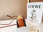 loewe straw mobile phone bag. This small bag is small but very practical and can meet daily needs.