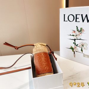 loewe straw mobile phone bag. This small bag is small but very practical and can meet daily needs.