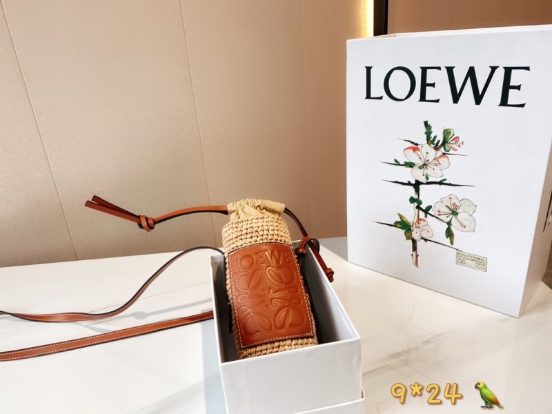 loewe straw mobile phone bag. This small bag is small but very practical and can meet daily needs.