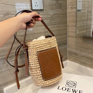 loewe Straw Mini Bucket Bag This small bag is small but very practical and can meet daily needs.