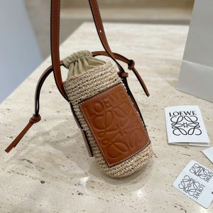 loewe straw mobile phone bag. This small bag is small but very practical and can meet daily needs. It can fit an IAX + a lipstick + a pair of headphones + a thin single-layer card holder. I usually carry my mobile phone in my handbag. I'll put an extra lipstick in it