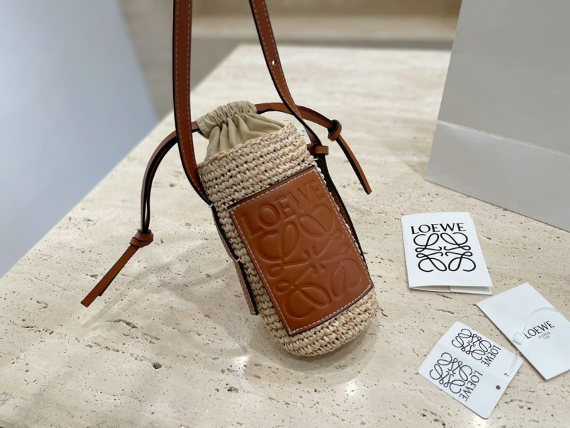 loewe straw mobile phone bag. This small bag is small but very practical and can meet daily needs. It can fit an IAX + a lipstick + a pair of headphones + a thin single-layer card holder. I usually carry my mobile phone in my handbag. I'll put an extra lipstick in it