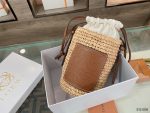 Comes with box Loewe straw bucket bag. This small bag is small but very practical and enough to meet daily needs.