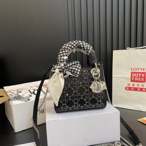 Comes with a folding gift box Lady Dior