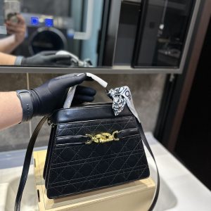 Dior handbags are also very large in capacity and can hold daily mobile phone lipstick and powder.