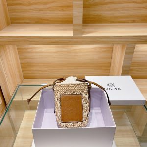 loewe Straw Mini Bucket Bag This small bag is small but very practical and can meet daily needs.