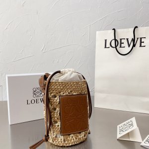 loewe Straw Mini Bucket Bag This small bag is small but very practical and can meet daily needs.