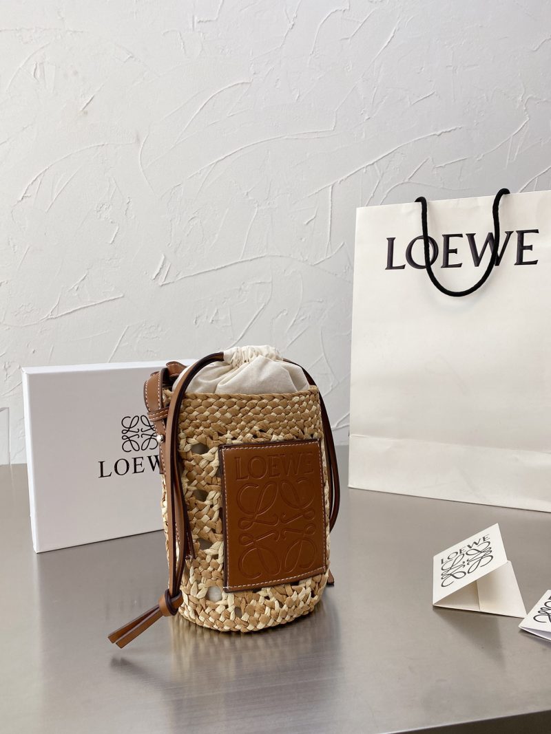 loewe Straw Mini Bucket Bag This small bag is small but very practical and can meet daily needs.