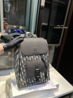 Dior's hot-selling shoulder bag is now available. The new model looks good on both men and women's backs.