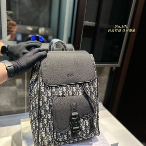 Dior's hot-selling shoulder bag is now available. The new model looks good on both men and women's backs.