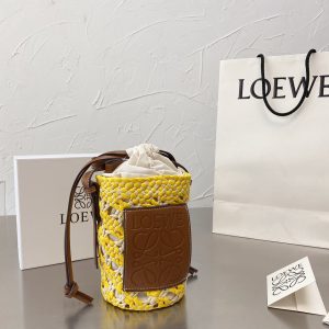 loewe Straw Mini Bucket Bag This small bag is small but very practical and can meet daily needs.