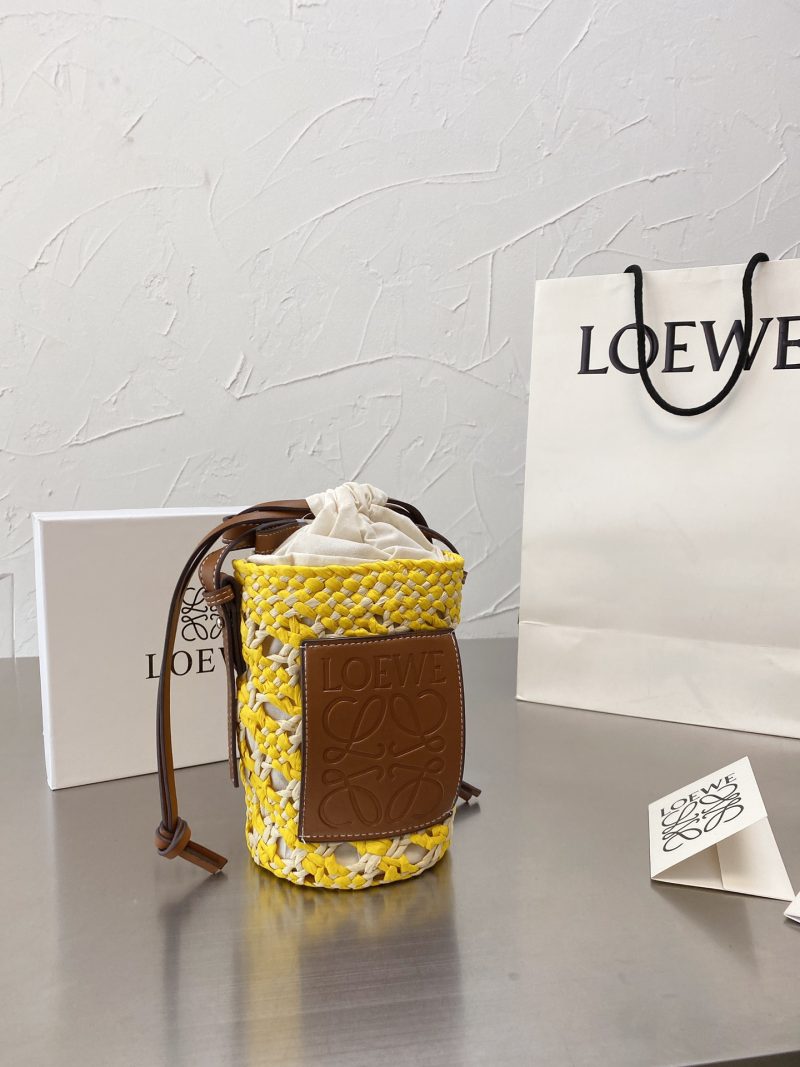 loewe Straw Mini Bucket Bag This small bag is small but very practical and can meet daily needs.