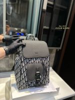 Dior's hot-selling shoulder bag is now available. The new model looks good on both men and women's backs.