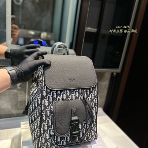 Dior's hot-selling shoulder bag is now available. The new model looks good on both men and women's backs.