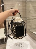 loewe Straw Mini Bucket Bag This small bag is small but very practical and can meet daily needs.