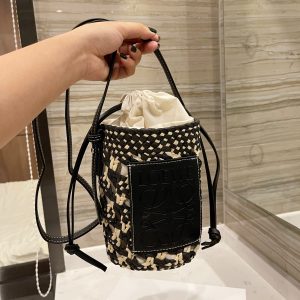 loewe Straw Mini Bucket Bag This small bag is small but very practical and can meet daily needs.