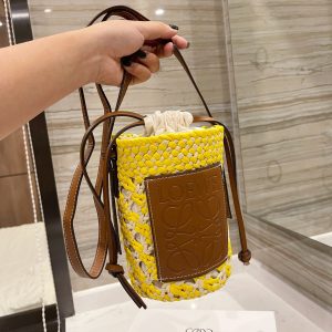 loewe Straw Mini Bucket Bag This small bag is small but very practical and can meet daily needs.