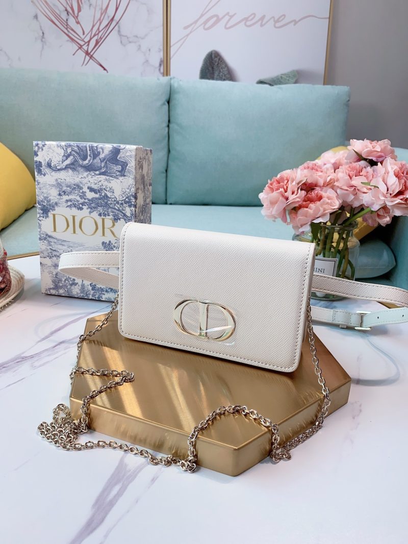 The high-end Dior waist bag is very practical and beautiful. The beloved Dior presbyopic chain waist bag can also be worn cross-body. It is super exquisite and can be packed. It smells so good! Girls who like small bags