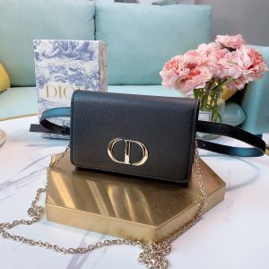 The high-end Dior waist bag is very practical and beautiful. The beloved Dior presbyopic chain waist bag can also be worn cross-body. It is super exquisite and can be packed. It smells so good! Girls who like small bags