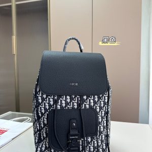 Dior's hot-selling shoulder bag is now available. The new model looks good on both men and women's backs.