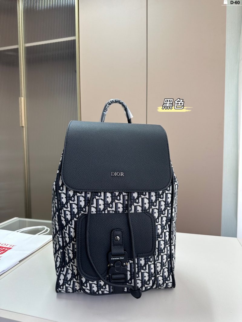 Dior's hot-selling shoulder bag is now available. The new model looks good on both men and women's backs.