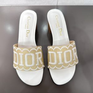 D family thick heel white