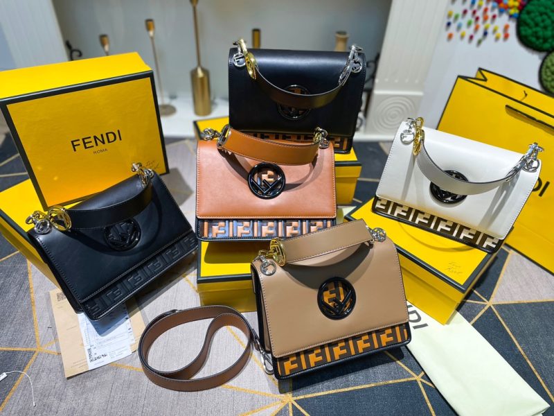 ?0 Comes with box Fendi Fendi flip bag specially designed with embossed corners